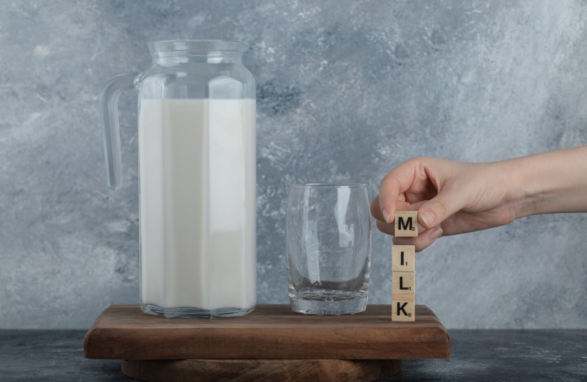 Milch ohne Messbecher abmessen: So gelingen kleine Mengen zuverlässig